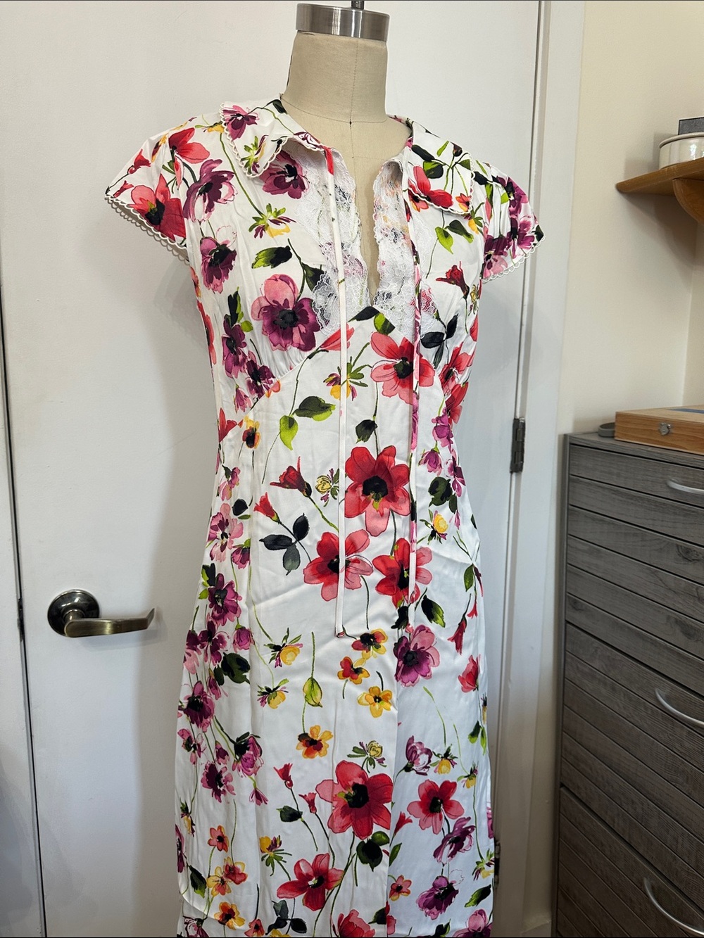 Floral Lace-Trim White Midi Dress with Pink & Red Blooms